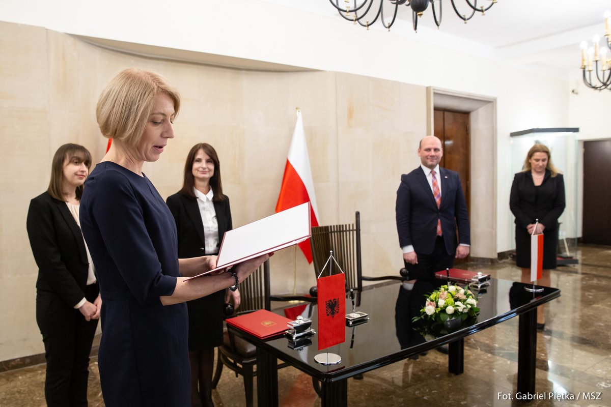 FOTOT / Zgjidhja e halleve të qytetarëve fillon nga vetja, diplomacia shqiptare lobim për të futur në punë familjarët 3 D0kqNsiX0AANtsO