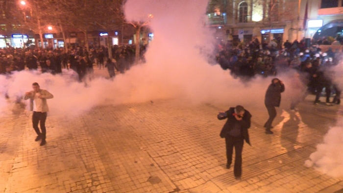 Protesta/ Berisha publikon mesazhin ku denoncohet furnizuesi i policëve më gaz lotësjellës Gazi