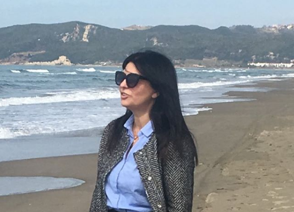 Jozefina Topalli poston foto e buzëqeshur nga bregdeti 1 Jozefina 3