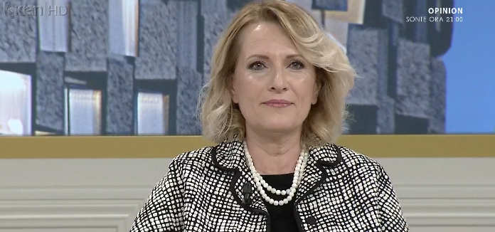 Ish-ministrja, Mimi Kodheli publikon fletën e lavdërimit të klasës së pestë Kodheli