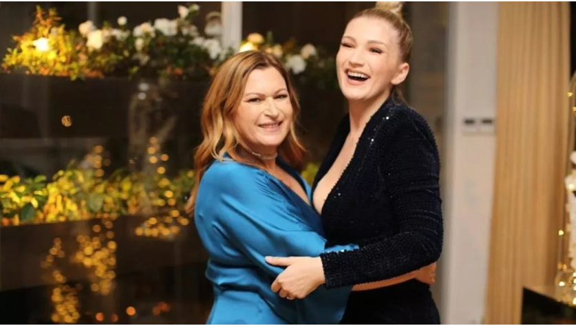 Sara uron Vjollca Hoxhën me një foto të veçantë, të pa publikuar më parë Sara