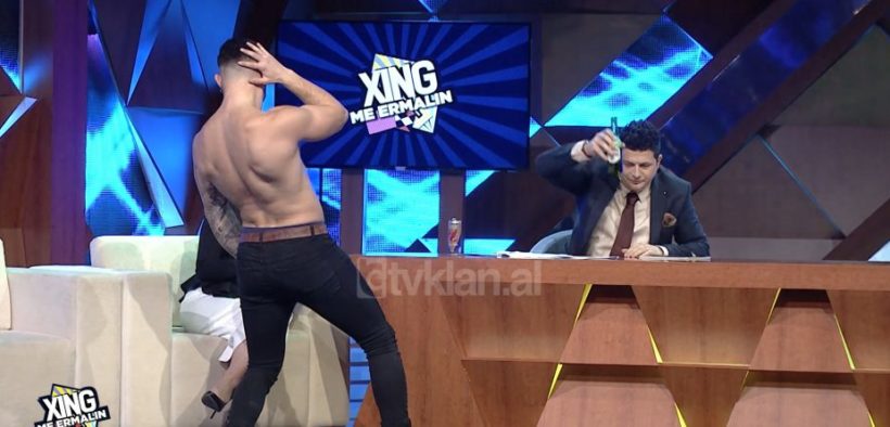 Striptisti kërcen përpara Grida Dumës (Video) Strip Grida Dum