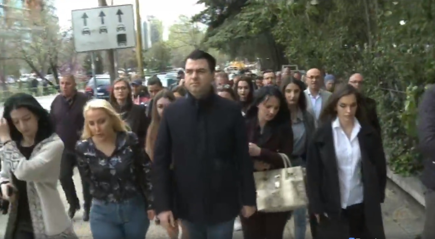 Video / Kush ishte bjondja dhe 5 brunet që shoqëruan Bashën tek protesta Untitled 1