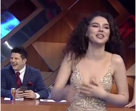 Ndërsa flet anglisht në studio, velina e re “Xing me Ermalin” rrëzohet në studio Velina 4