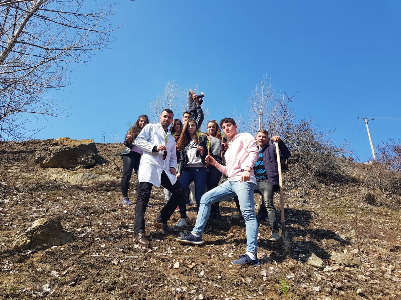Pemë kundër erozionit, gjimnazistët e Topojanit mbjellin fidanë në Parkun Korab- Koritnik 1 WhatsApp Image 2019 03 01 at 13.37.09