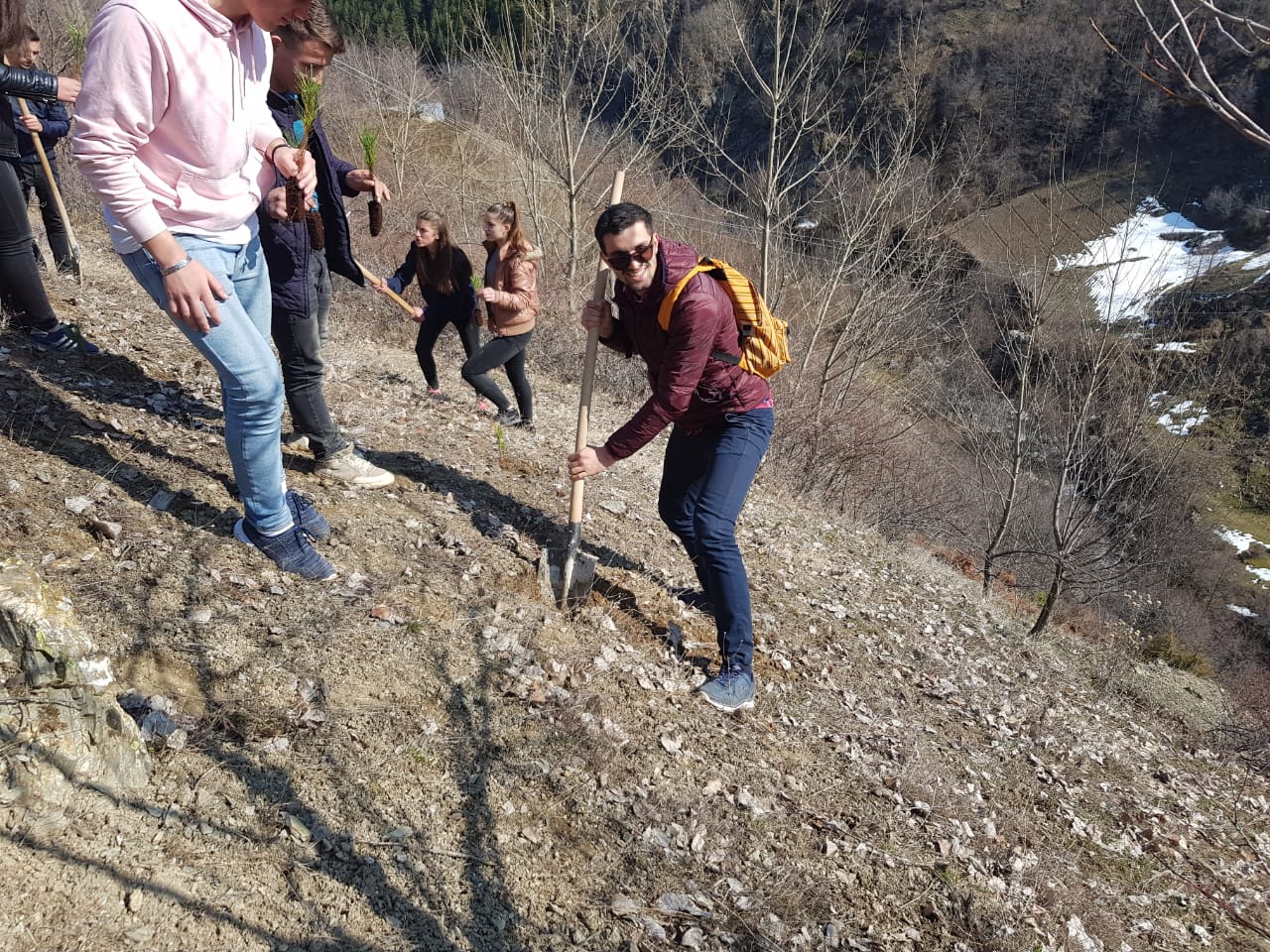 Pemë kundër erozionit, gjimnazistët e Topojanit mbjellin fidanë në Parkun Korab- Koritnik 4 WhatsApp Image 2019 03 01 at 13.37.30