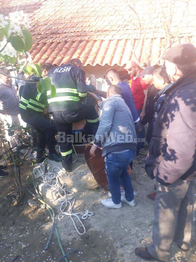 FOTO/ Fier, 23-vjeçarja bie në pusin 8 metra aksidenti patos