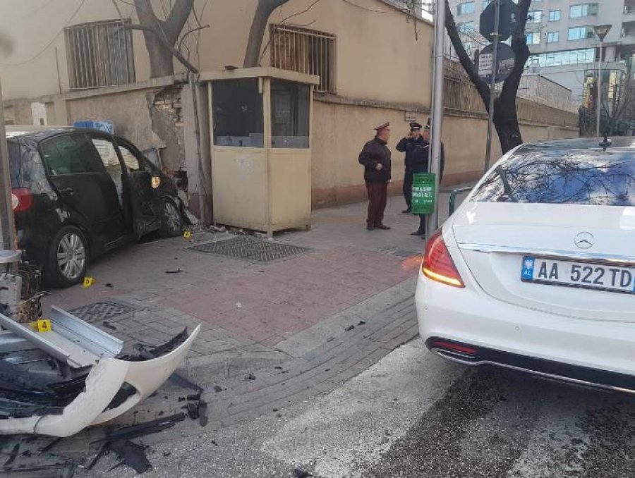 Aksident në hyrje të ish-bllokut, makina përplaset me murin e ambasadës ruse (FOTO) 3 aksidne