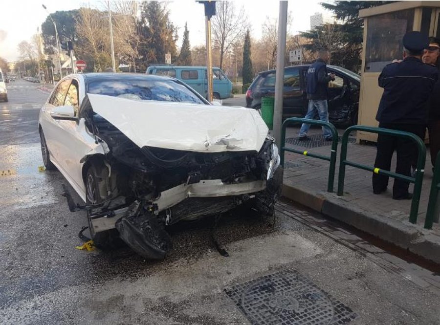 Aksident në hyrje të ish-bllokut, makina përplaset me murin e ambasadës ruse (FOTO) 1 akssks