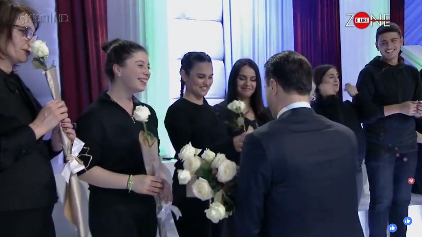 FOTO/ Lulzim Basha kthehet nga Holanda me trëndafila, surprizon publikun tek “Zonë e Lirë” c67f796c b88d 425e 9948 8cc31b9a934e