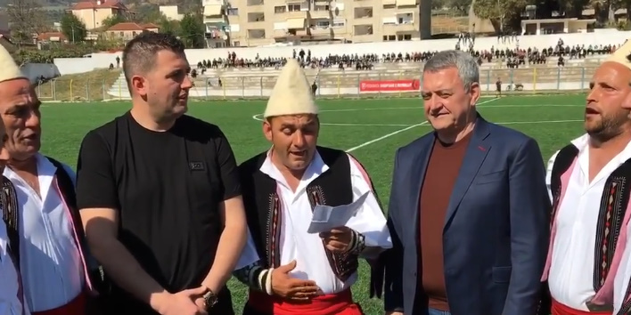 VIDEO/ E padëgjuar, grupi polifonik i Delvinës inauguron fushën e re: Urojmë Dukën me këngë labe duka kendon