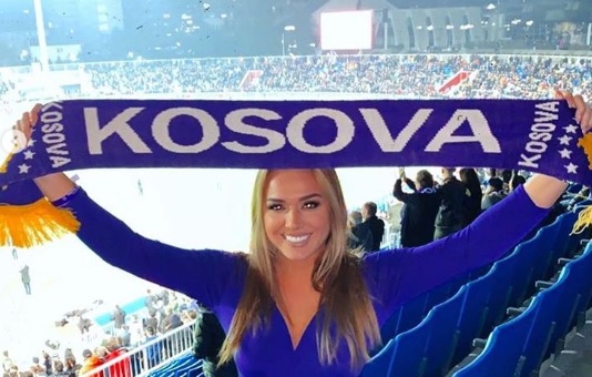 FOTO- Ilda Beljeri rrëmben vëmendjen në stadiumin e Prishtinës ilda bejleri
