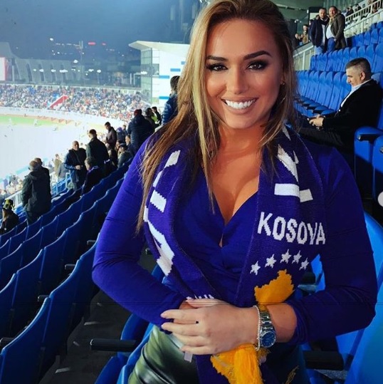 FOTO- Ilda Beljeri rrëmben vëmendjen në stadiumin e Prishtinës 2 ilda2