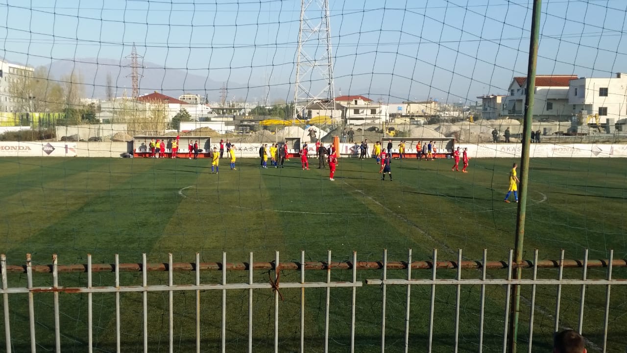 VIDEO/ Plas në Kategorinë e Dytë, portieri lë portën dhe sulmon trajnerin kundërshtar kategoria e dyte