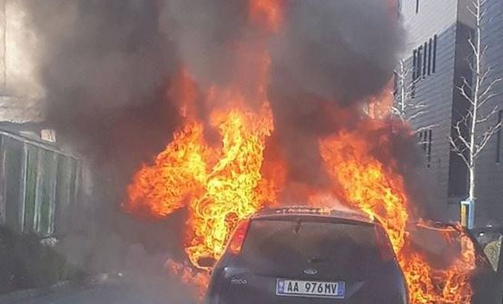 Makina merr flakë në ecje, shoferi shpëton mrekullisht në Korçë makina flake