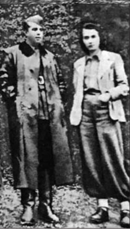 Albumi me fotografitë origjinale e të punuara, si i fshiu Enver Hoxha nga armiqtë tek e motra 3 martesa e enverit