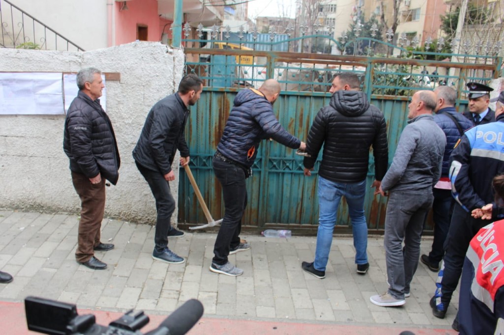 Prona te “Petro Nini”, nuk ekzekutohet vendimi, palët i drejtohen drejtësisë permbaruesit