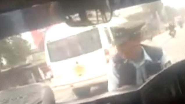 Video / Donte t’i vendoste gjobë, shoferi merr përpara policin polici 1