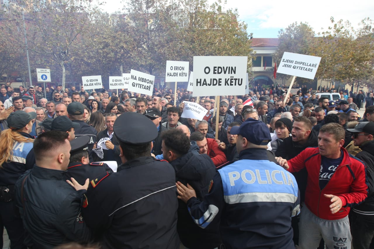 Si do e rrëzoni Edi Ramën? Kryemadhi: Nuk ikën me protesta paqësore, po ju kujtoj Avni Rustemin… policiiiiiiiiiii
