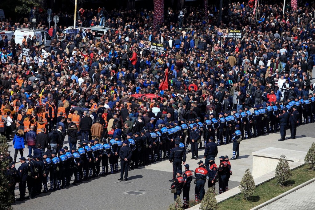 Mediat e huaja: Mijëra para zyrës së Ramës, kërkojnë dorëheqjen e tij protesta e PD