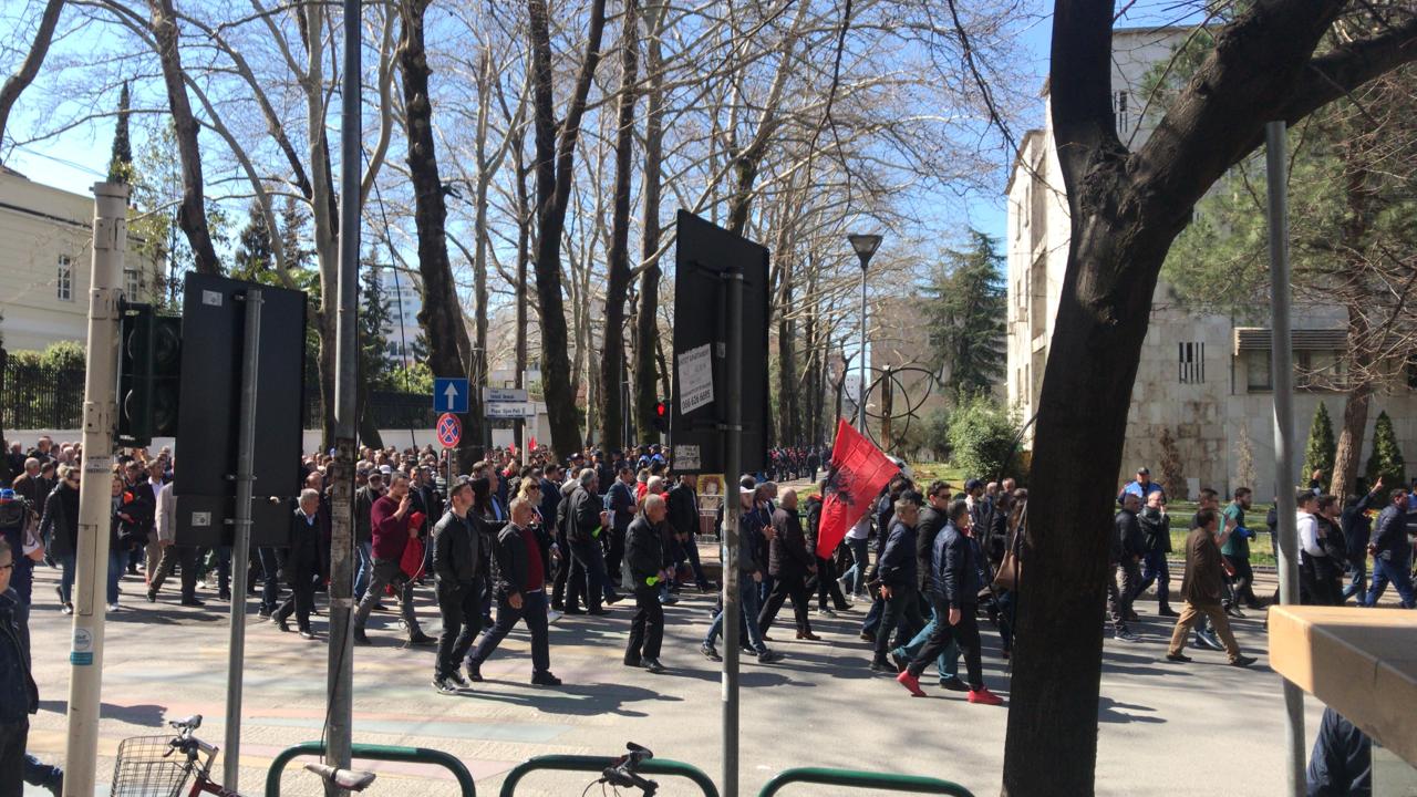 protestuesit rrethojne kryeministrine
