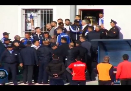 VIDEO/ Degjeneron sërish kampionati, goditet lojtari i Tiranës në Fushë-Krujë sherr stadium