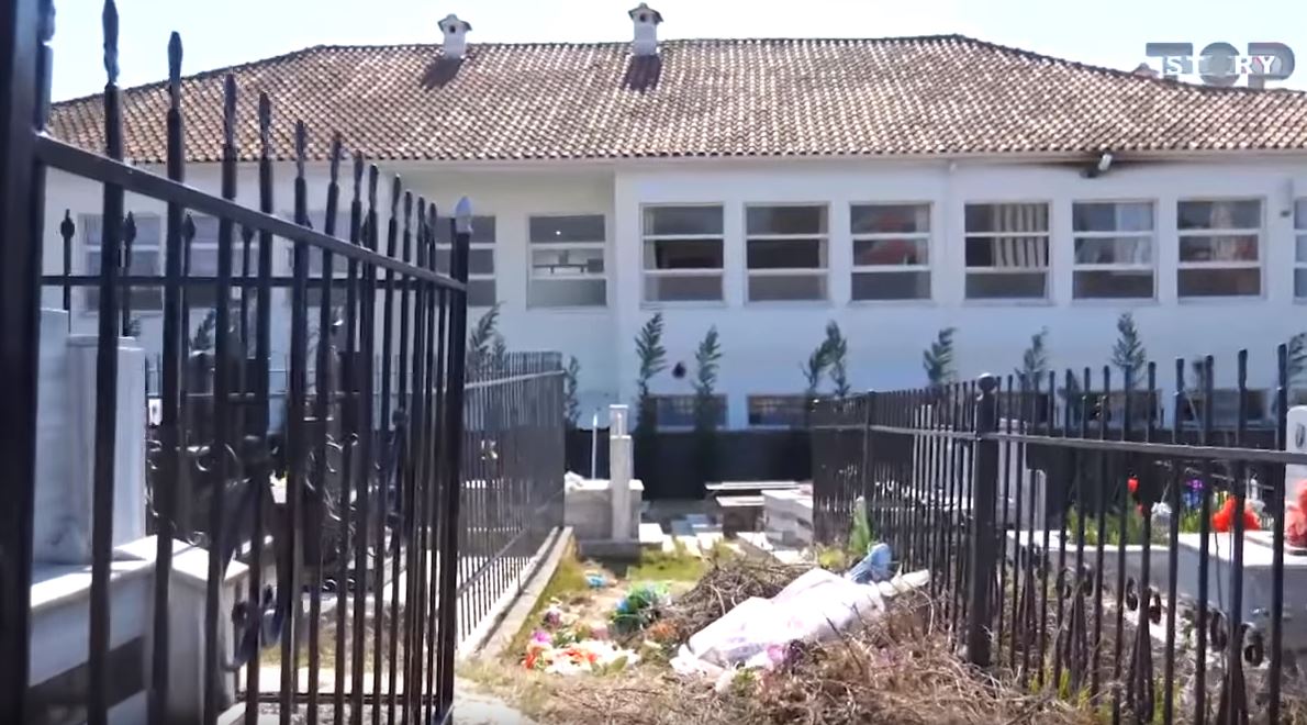 Skandali/ Paskuqan, shkolla horror në varreza! Nxënësja me sytë nga varri i babait të ndjerë… (Video) shkolla paskuqa skandali varrezat11