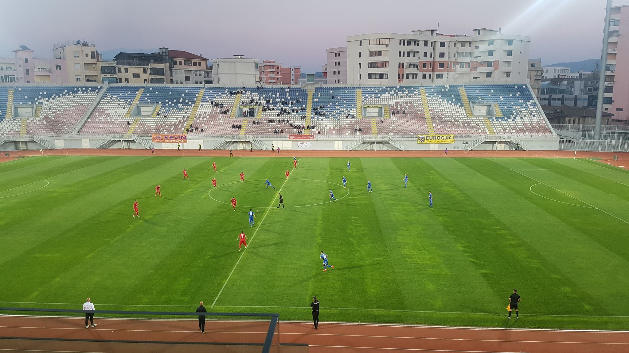Kukësi e Partizani braktisen nga tifozët skandal