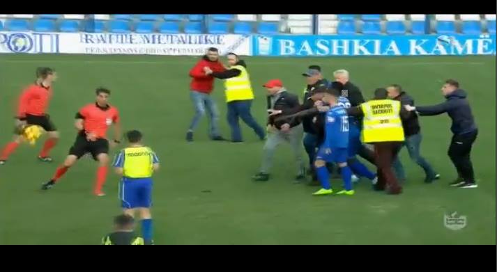 Rikthehet dhuna në stadiume, tifozët hyjnë në fushë dhe godasin arbitrin tifozet