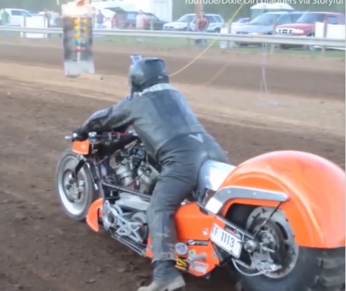 VIDEO- Çfarë ndodh kur bëhen bashkë traktori dhe motori? trakmotor