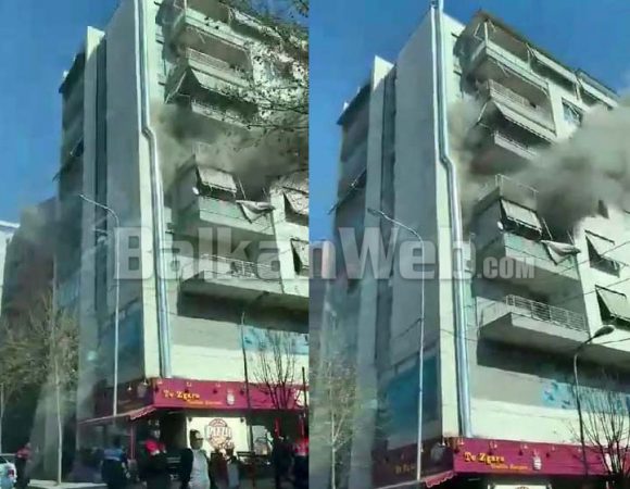 Tiranë, përfshihet nga flakët kati i katërt i një pallati(Video) zjarri ne pallat