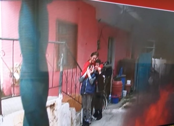 Çfarë po ndodh të “Petro Nini”? U prishet shtëpia, banorët shtrihen në rrugë 1 zjarri