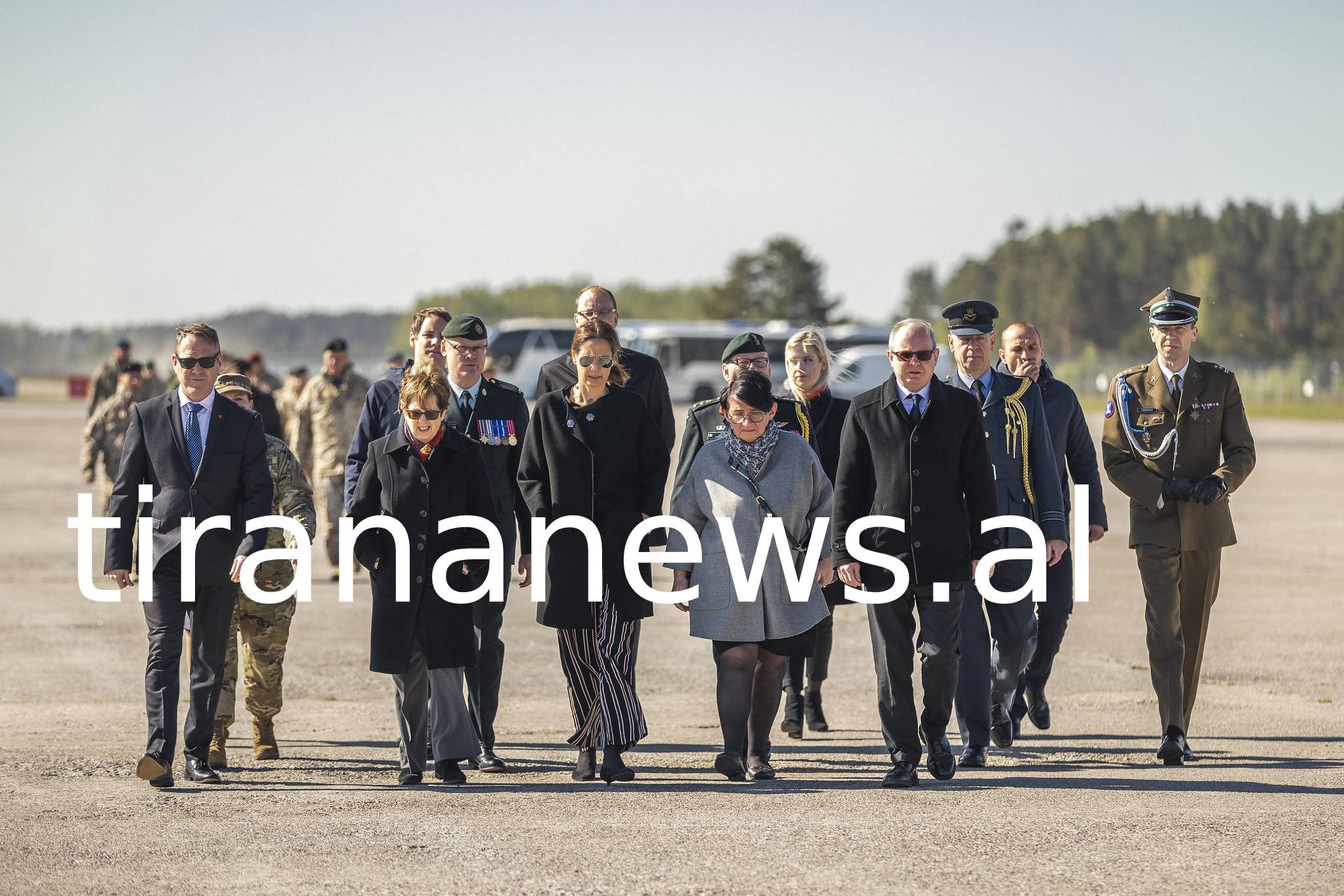 E mbështjellë me flamurin kombëtar, niset për në atdhe trupi i efektives Hasanaj. Ja fotot 1 1 11