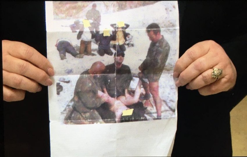 Publikohen fotot tronditëse: Gruaja përdhunohet nga ushtarët serbë në sy të familjarëve në Kosovë 1 20