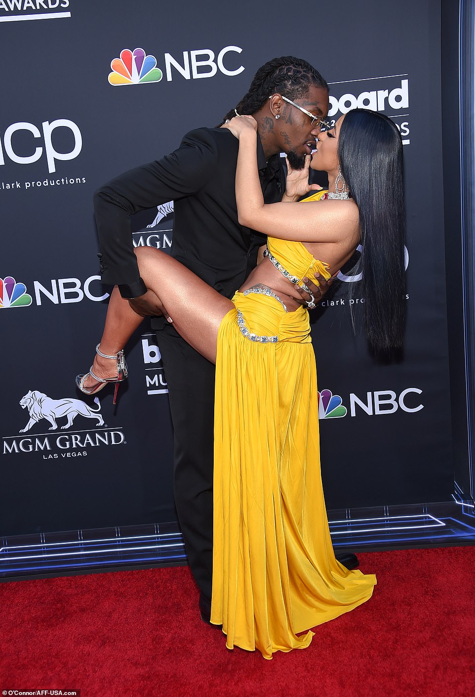 Nuk përmbahet Cardi B, skena erotike dhe puthje 2 12981620 0 Honeymooners The I Like It hitmaker put on a loved up display wi a 40 1556756161699