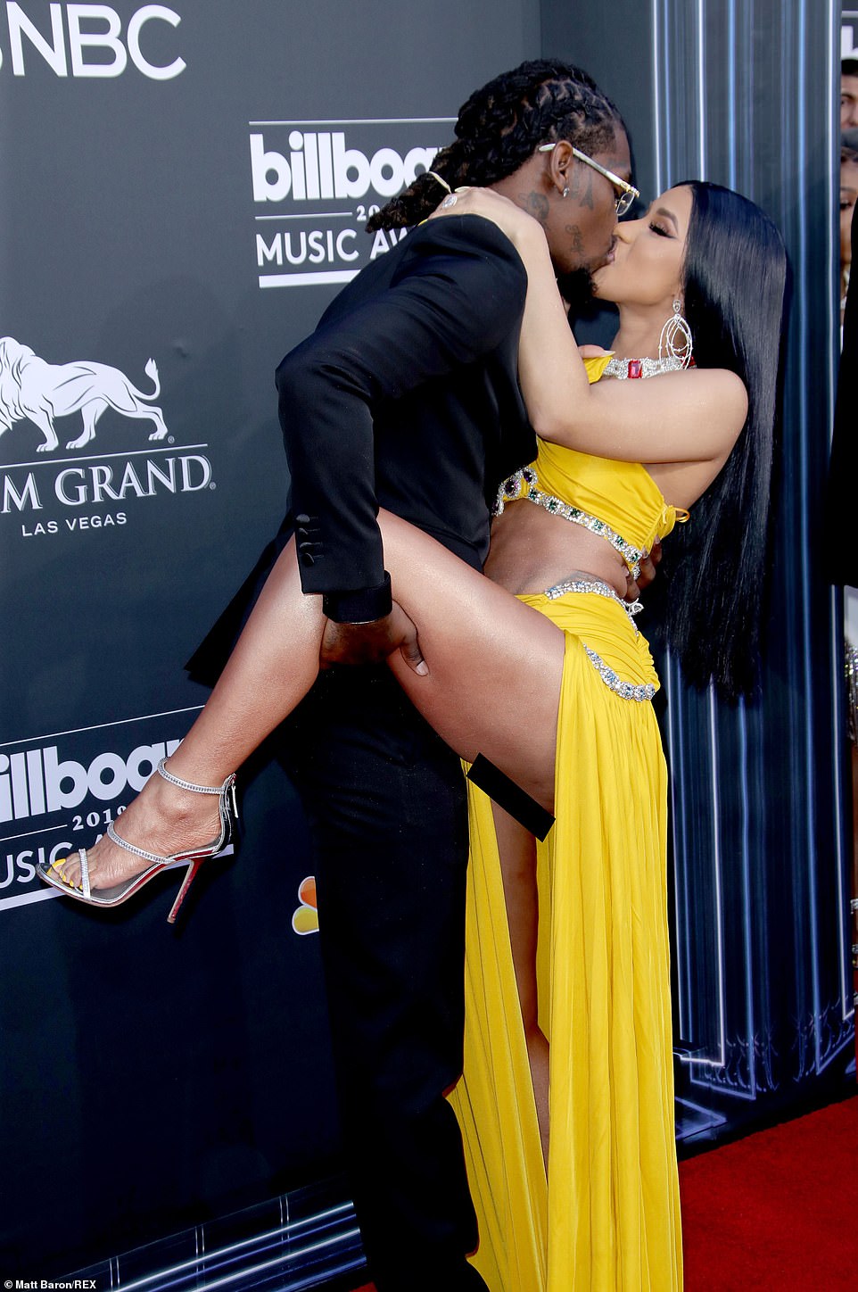 Nuk përmbahet Cardi B, skena erotike dhe puthje 1 12990590 6983103 Peep show Cardi B left little to the imagination as she made out m 133 1556775186338