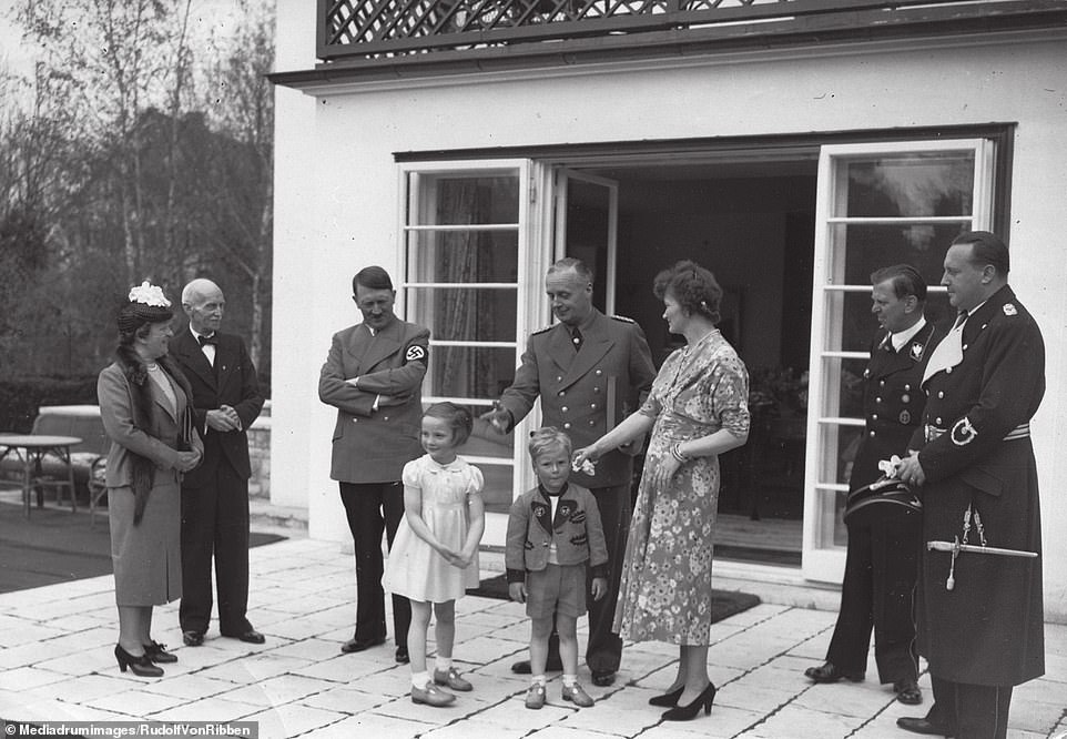 Djali i ish-ministrit të Jashtëm nazist publikon foto të fshehta me Hitlerin 4 14045172 7077471 image m 49 1559035186753