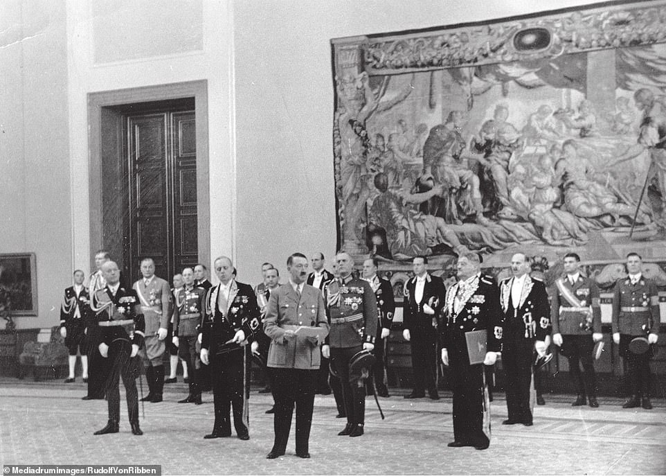 Djali i ish-ministrit të Jashtëm nazist publikon foto të fshehta me Hitlerin 3 14045194 7077471 image m 69 1559036015420