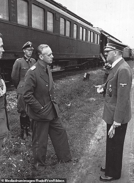Djali i ish-ministrit të Jashtëm nazist publikon foto të fshehta me Hitlerin 6 14045200 7077471 image a 16 1559034494670