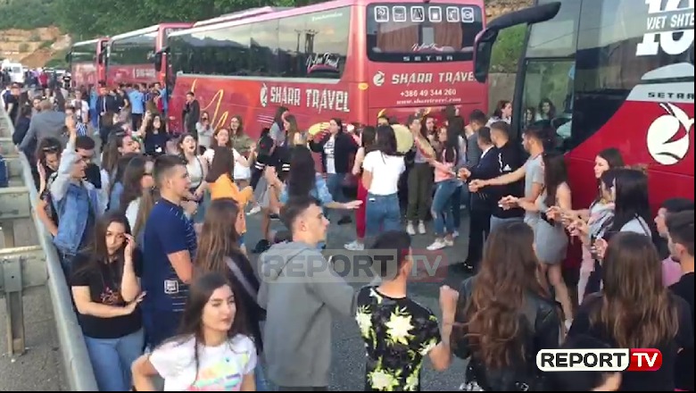 Kuksianët u bllokojnë rrugën, maturantët kosovarë ia marrin valles 1556816609 1556816515valle
