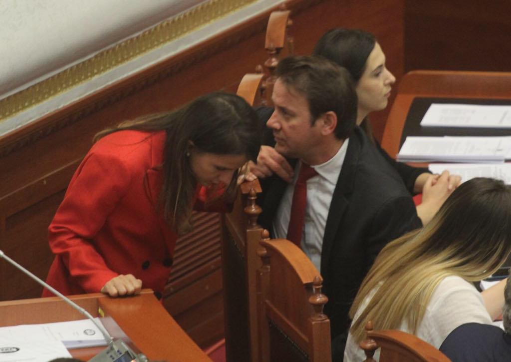 FOTOT: “Barsaletat pikante të Pandeli Majkos shkrijnë së qeshuri Braçen dhe Lleshajn” 1 1558014943 parlament1