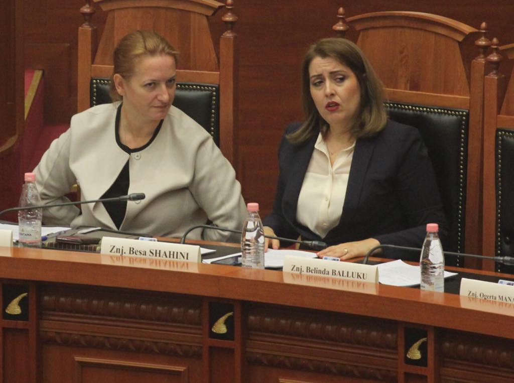 FOTOT: “Barsaletat pikante të Pandeli Majkos shkrijnë së qeshuri Braçen dhe Lleshajn” 10 1558014943 parlament11