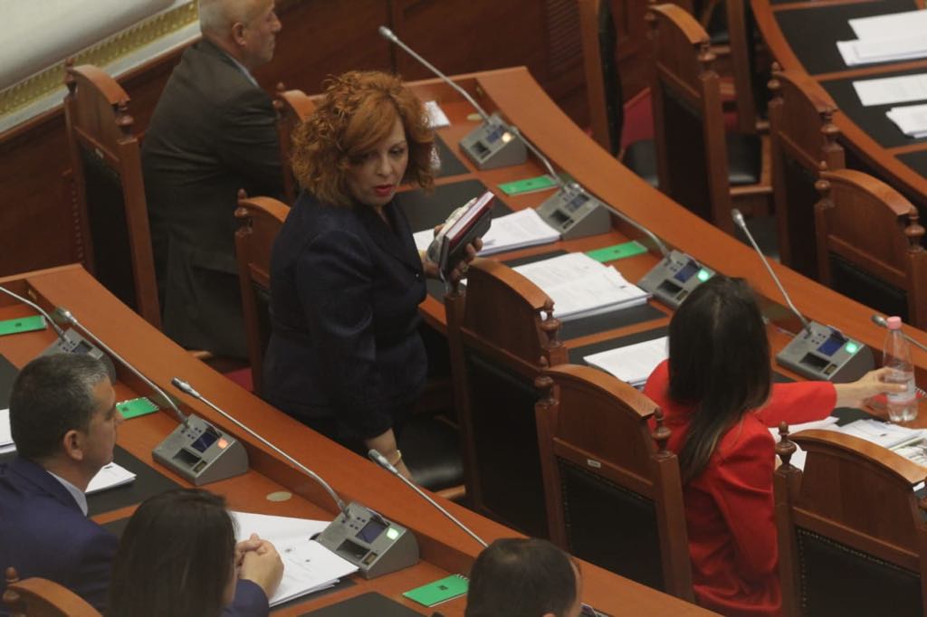 FOTOT: “Barsaletat pikante të Pandeli Majkos shkrijnë së qeshuri Braçen dhe Lleshajn” 11 1558014943 parlament12