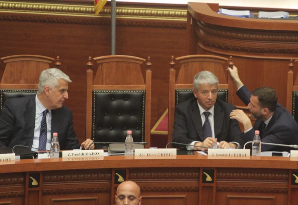 FOTOT: “Barsaletat pikante të Pandeli Majkos shkrijnë së qeshuri Braçen dhe Lleshajn” 12 1558014943 parlament13