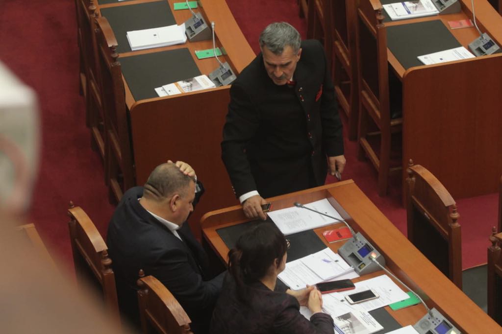 FOTOT: “Barsaletat pikante të Pandeli Majkos shkrijnë së qeshuri Braçen dhe Lleshajn” 13 1558014943 parlament14