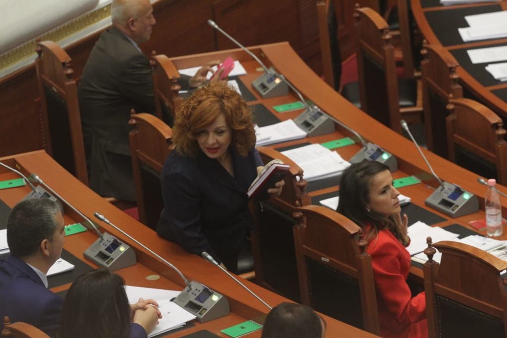 FOTOT: “Barsaletat pikante të Pandeli Majkos shkrijnë së qeshuri Braçen dhe Lleshajn” 14 1558014943 parlament17