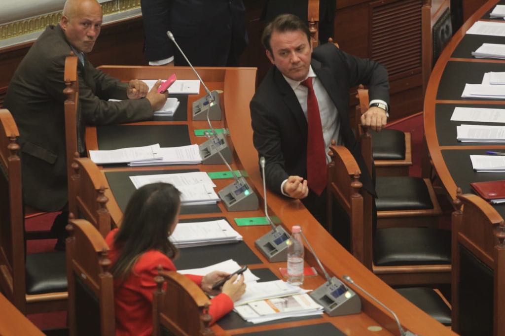 FOTOT: “Barsaletat pikante të Pandeli Majkos shkrijnë së qeshuri Braçen dhe Lleshajn” 2 1558014943 parlament2