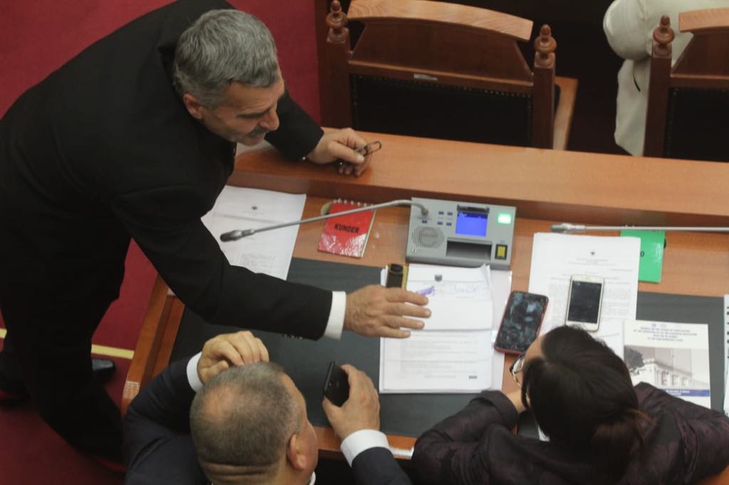 FOTOT: “Barsaletat pikante të Pandeli Majkos shkrijnë së qeshuri Braçen dhe Lleshajn” 3 1558014943 parlament3