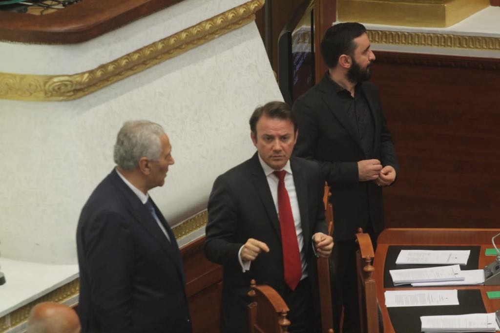 FOTOT: “Barsaletat pikante të Pandeli Majkos shkrijnë së qeshuri Braçen dhe Lleshajn” 4 1558014943 parlament4