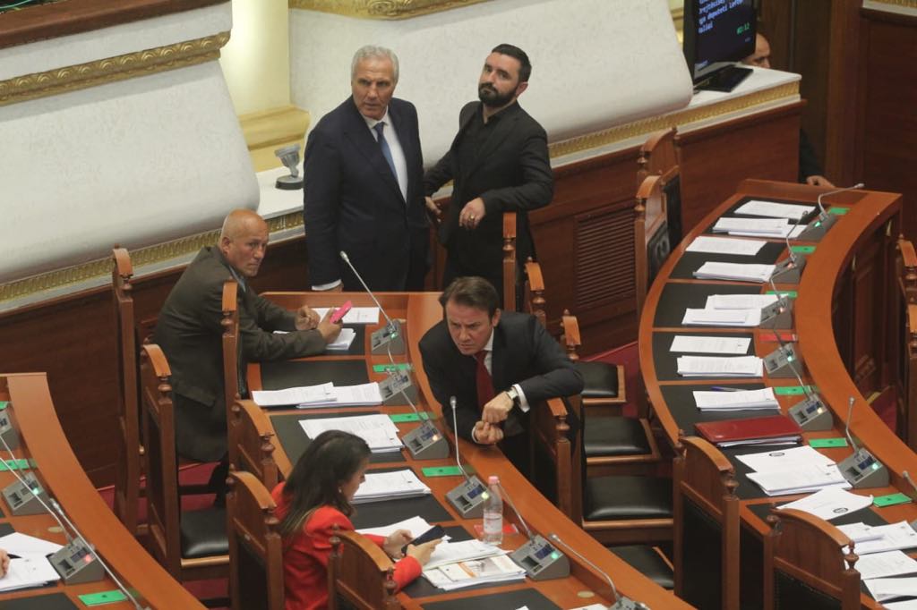 FOTOT: “Barsaletat pikante të Pandeli Majkos shkrijnë së qeshuri Braçen dhe Lleshajn” 5 1558014943 parlament5